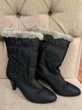 Dunham Black Mid-Calf Heeled Rain. Boots Gray Faux Fur Trim